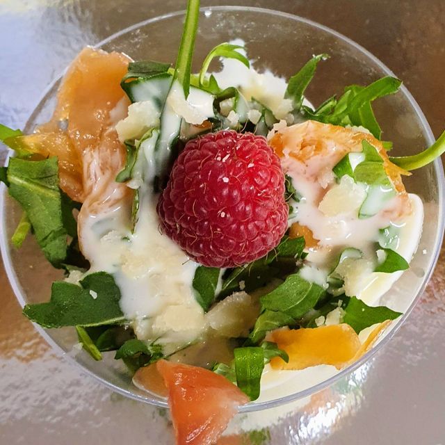Lachs - Rucola Salat mit Limetten - Honig Dressing im Schälchen 